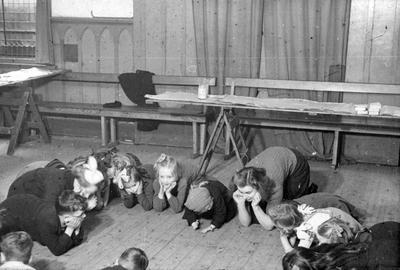 837468 Afbeelding van enkele kinderen tijdens een spel in een gebouw van de Nederlands Hervormde Stadszending te Utrecht.